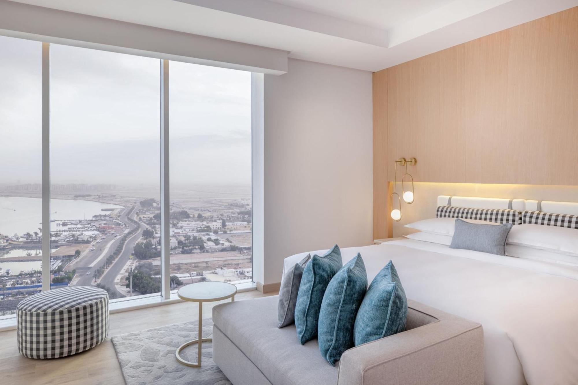 Four Points By Sheraton Corniche Hotel 4*